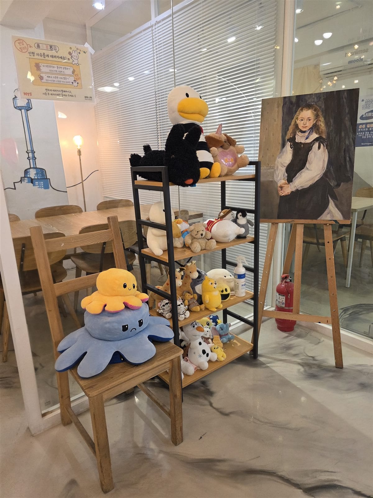 원투스픽 내부 인형과 그림이 있는 공간