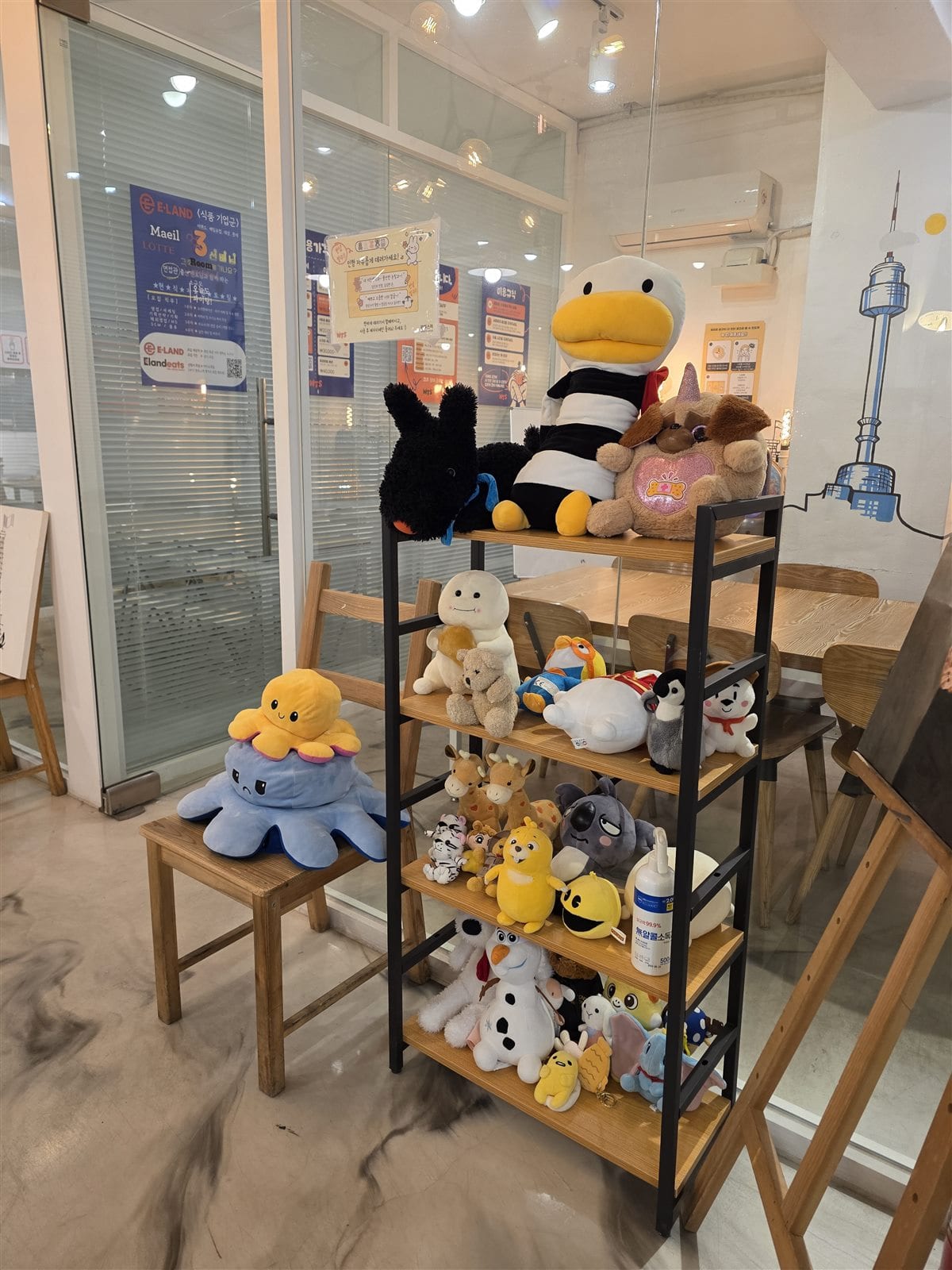 원투스픽 내부 인형 선반